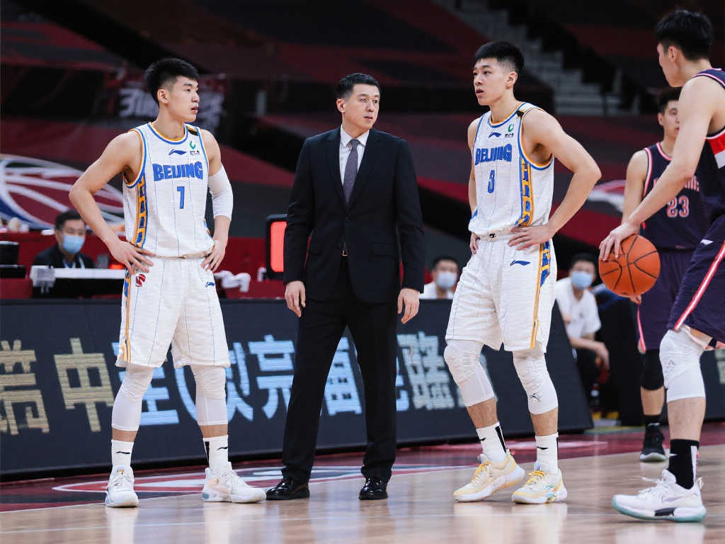 勇士伤病危机加剧：库里仍未归队，防守核心再受重创