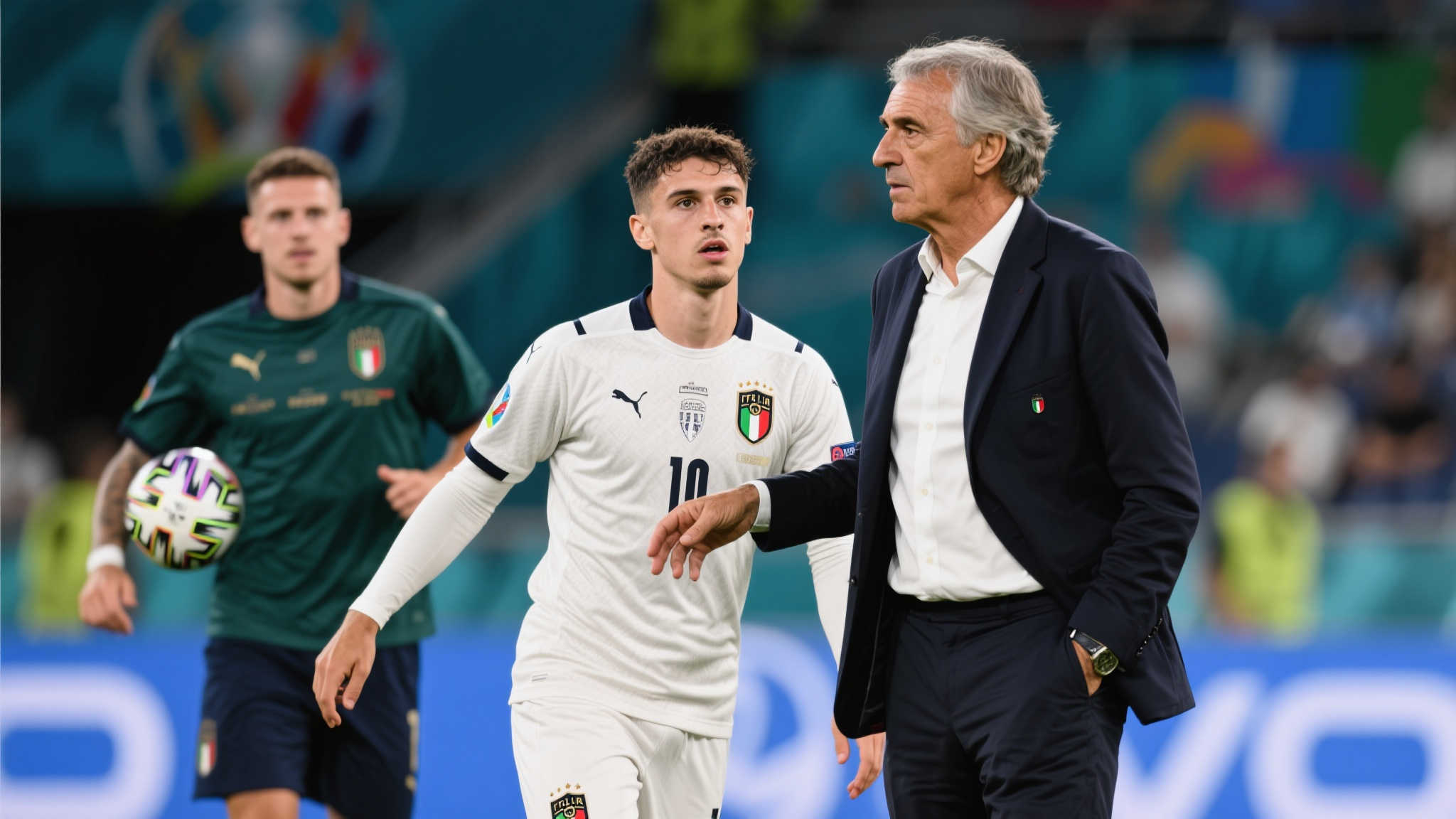 意大利国家队集结备战世预赛,多纳鲁马再度担纲重任 随着国际比赛竞争愈加激烈,主教练罗伯托·曼奇尼也正